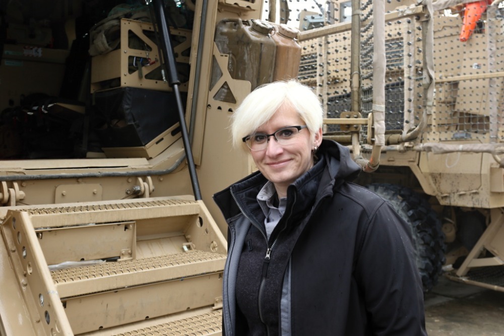Ministryně obrany Karla Šlechtová u vojenské techniky českých vojáků v Afghánistánu