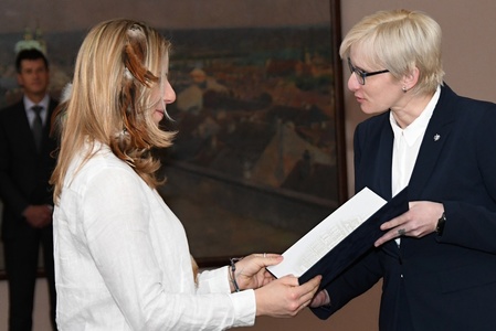 Ministryně obrany předává děkovný list Ester Ledecké