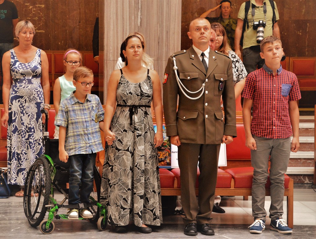 Mireček s rodinou při státní hymně na pražském Národním památníku na Vítkově