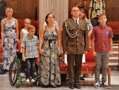 Mireček s rodinou při státní hymně na pražském Národním památníku na Vítkově