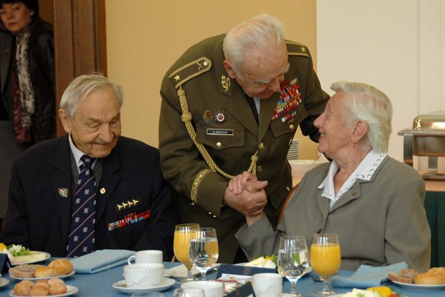 Miroslav Masopust se zdraví s nadporučicí Emílií Řepíkovou