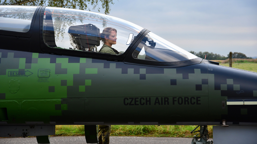 Jediná technička letounů L-159 se nyní stará o maminky v čáslavské porodnici