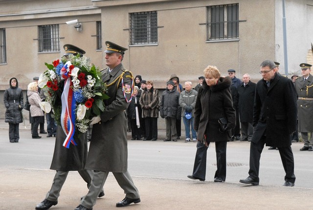 Lubomír Zaorálek během pietního aktu na Ruzyni
