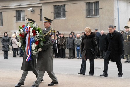 Lubomír Zaorálek během pietního aktu na Ruzyni