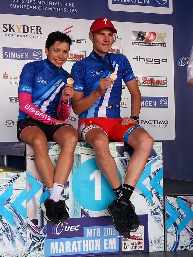 Mistři Evropy v maratonu horských kol 2015 - německá cyklistka Sabine Spitzová a Jaroslav Kulhavý