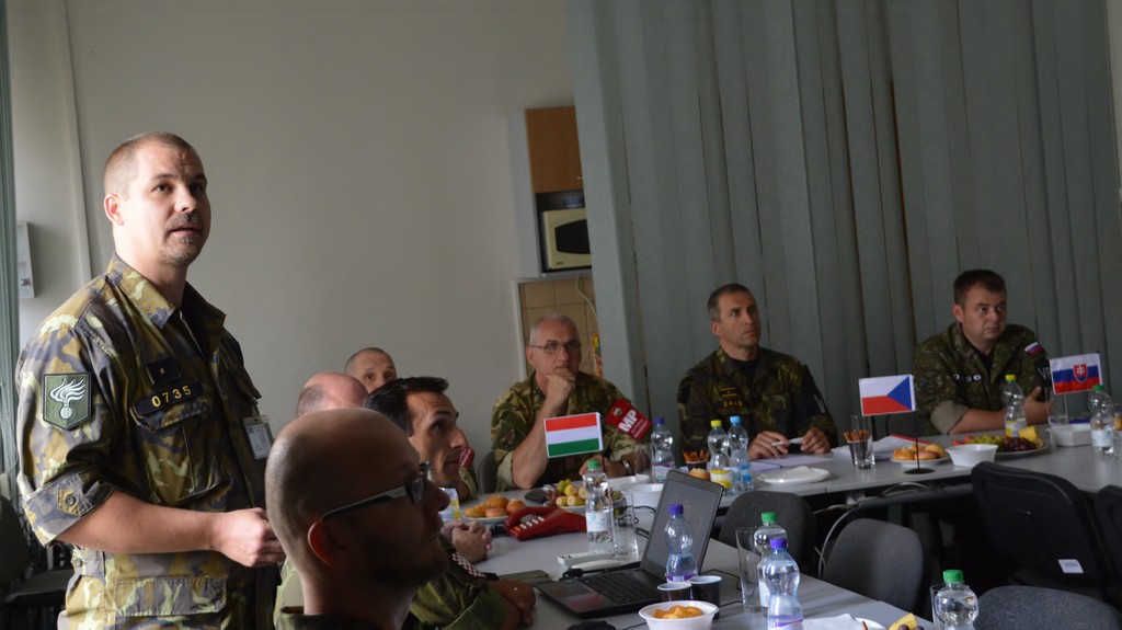 Mjr. Ocelka představuje delegaci činnost NATO MNMPBAT