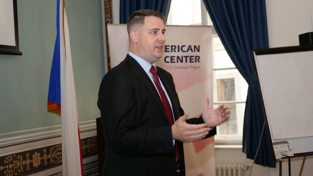 Zaměstnanci resortu obrany absolvovali kurz v Americkém centru v Praze 