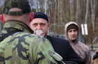 Mluvčí demonstrantů při jednání s veliteli