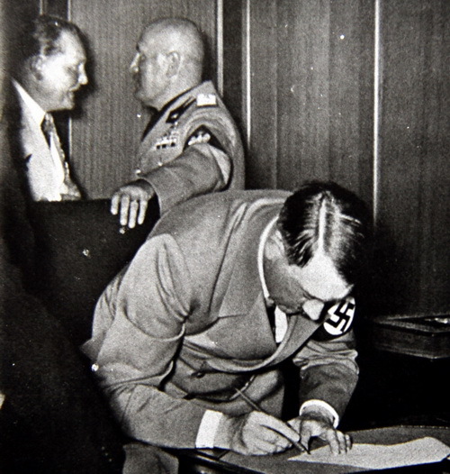 Hitler podepisuje Mnichovskou dohodu, v pozadí Göring a Mussolini