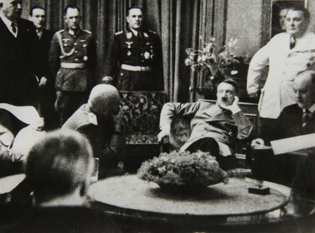 Mnichov: sedící Hitler, vlevo Mussolini, stojící Göring