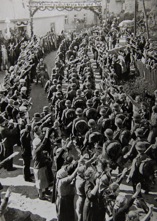 Vítání „osvoboditelů“, německých vojáků, v pohraničí po Mnichovské dohodě