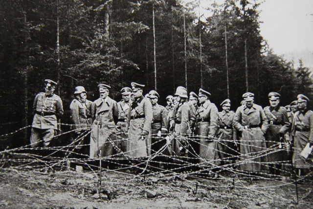 Hitler si po Mnichovu prohlíží zabranou čs. vojenskou obrannou lini