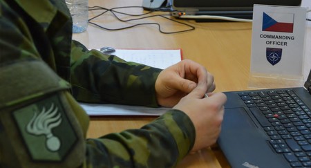 Mnohonárodnímu praporu v letošním roce vládne česká vlajka