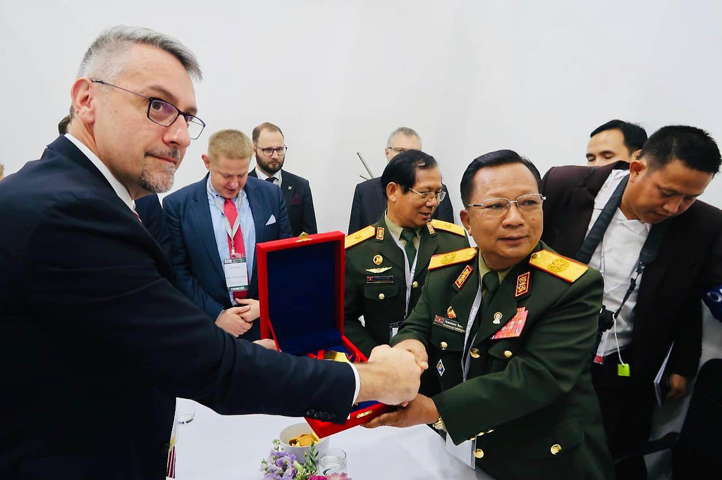 S ministrem obrany Laosu.