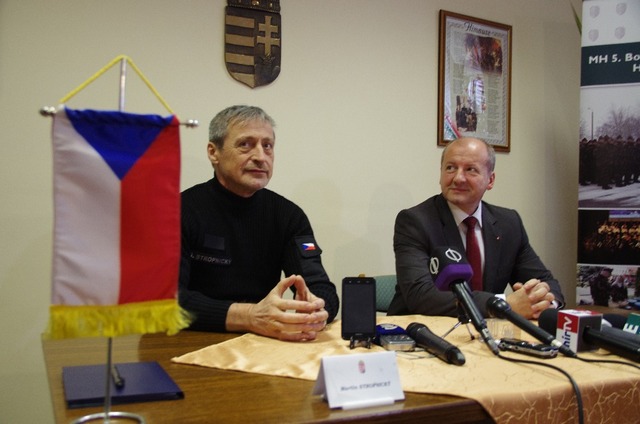 Ministři obrany ČR a Maďarska Martin Stropnický a István Simicskó 
