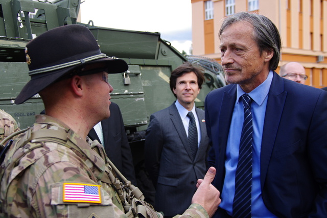 Ministr Martin Stropnický hovoří s vojáky