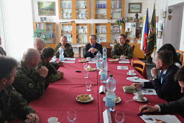 MO Martin Stropnický při briefingu u průzkumníků