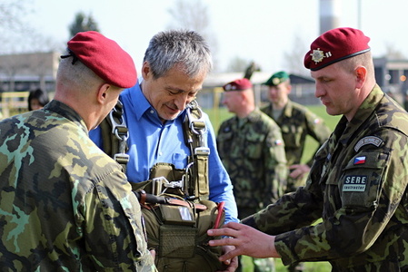 Ministr obrany Martin Stropnický navštívil 102. průzkumný prapor