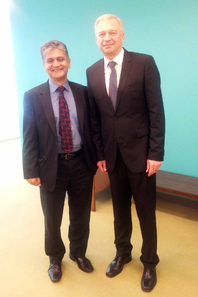 Vlastimil Picek s vedoucím Úřadu vojenských záležitostí generálporučíkem Abhijtem Guhou.