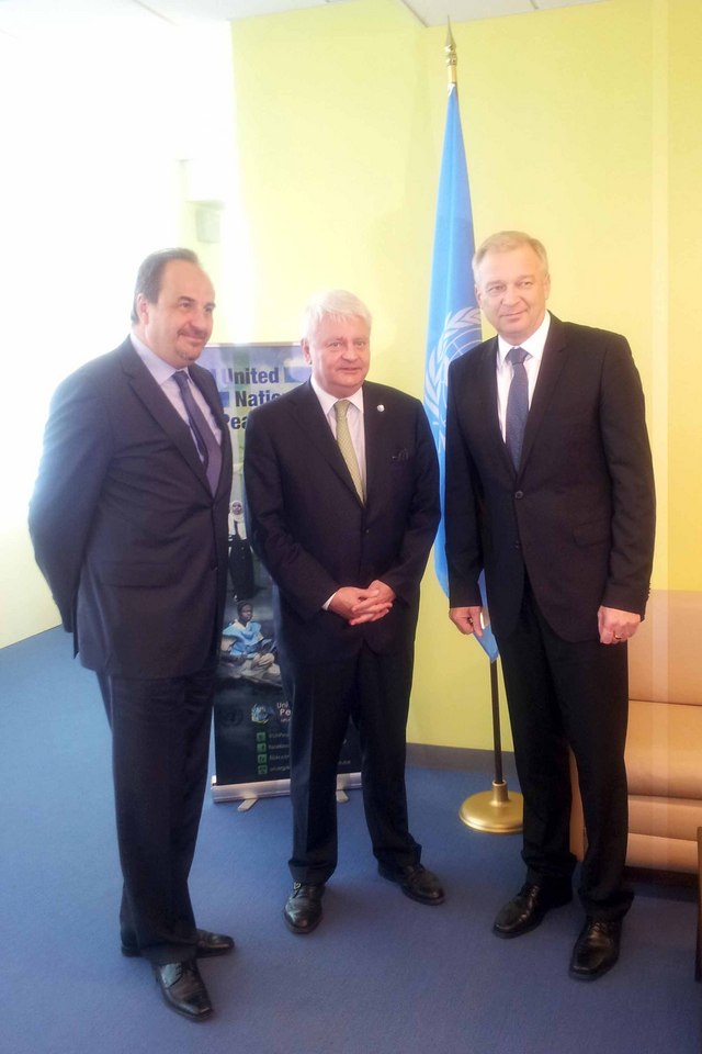 Vlastimil Picek a ministr zahraničních věcí Jan Kohout s náměstkem generálního tajemníka OSN Hervé Ladsousem 