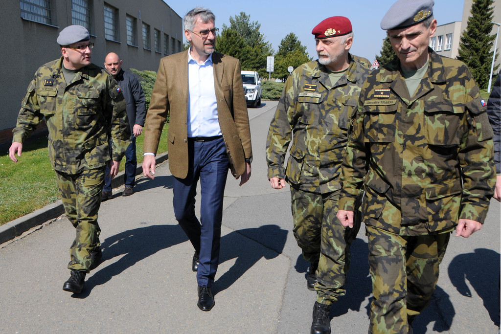 Ministr obrany při prohlídce centra s jeho náčelníkem, podplukovníkem Vítem Watrobou (vlevo) a generály Jaroslavem Schönem, zástupcem ředitele Sekce podpory MO a Jaroslavem Trakalem (vpravo), ředitelem Agentury logistiky.