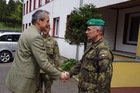 Ministr obrany se zdraví s vojáky u objektu Dlouhá ve VVP Hradište