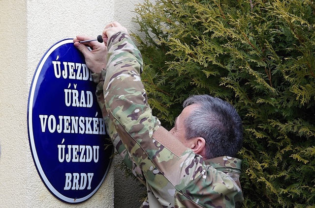 Ministr obrany Martin Stropnický symbolicky odšroubovává ceduli