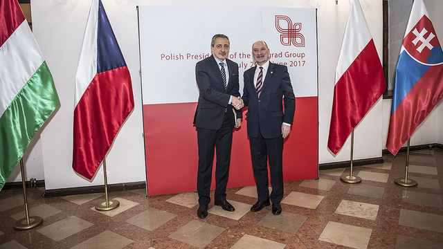 Českého ministra přivítal v Niepolomici jeho polský protějšek Antoni Macierewicz 