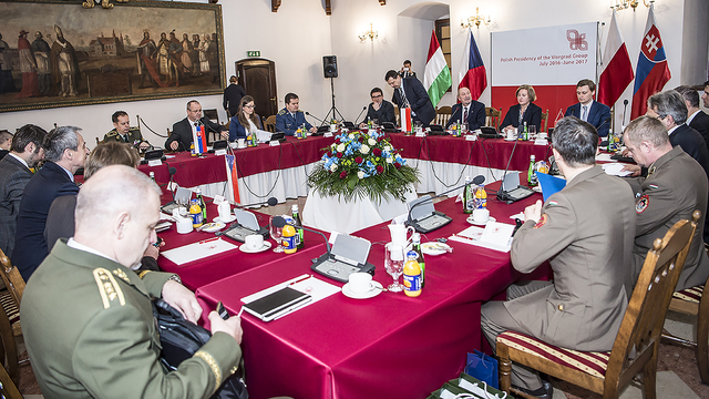Česká delegace na zasedání ministrů obrany zemí V4