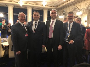 Ministři obrany Peter Gajdoš (Slovensko), Gabriel-Beniamin Les (Rumunsko) a Lubomír Metnar. Vedle něj vpravo je další zástupce rumunského ministerstva obrany. 