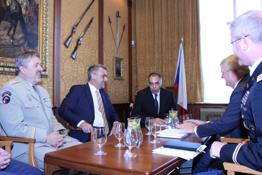 Oficiálního předání nabídky se společně s ministrem obrany účastnil také náčelník GŠ AČR