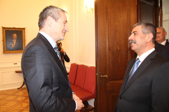 Ministr obrany Martin Stropnický a ministr obrany Ázerbájdžánu Zakir Hasanov, který do Prahy zavítal na mezinárodní výstavu Future Forces Forum. Setkali se na půdě Poslanecké sněmovny.
