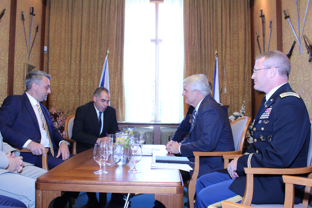 Ministr Lubomír Metnar v rozhovoru s americkým velvyslanec Stephenem B. Kingem