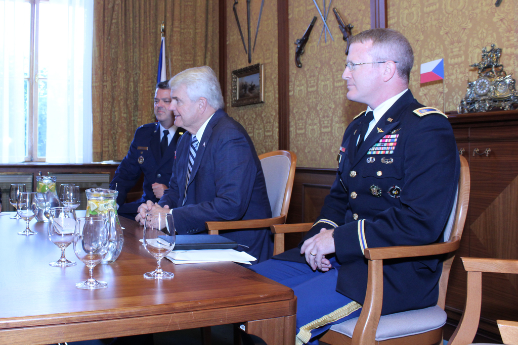 Delegaci USA vedl americký velvyslanec Stephen B. King