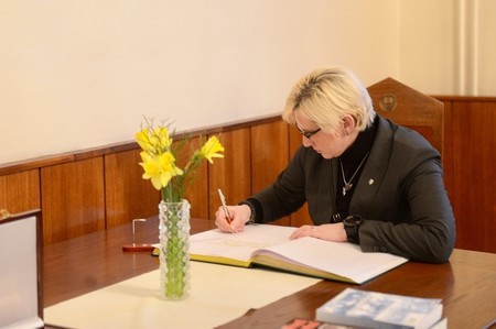 Ministryně obrany Karla Šlechtová podepisuje pamětní knihu Univerzity obrany