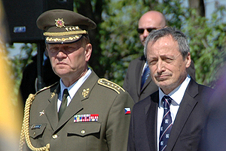 Snížení finančního ohodnocení bývalých ani současných vojáků nechystáme