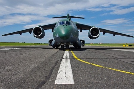 Nový letoun Embraer KC-390 si prohlédli zástupci Ministerstva obrany