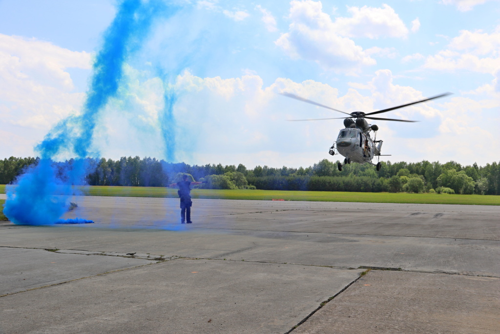 Modrá dýmovnice označila místo přistání