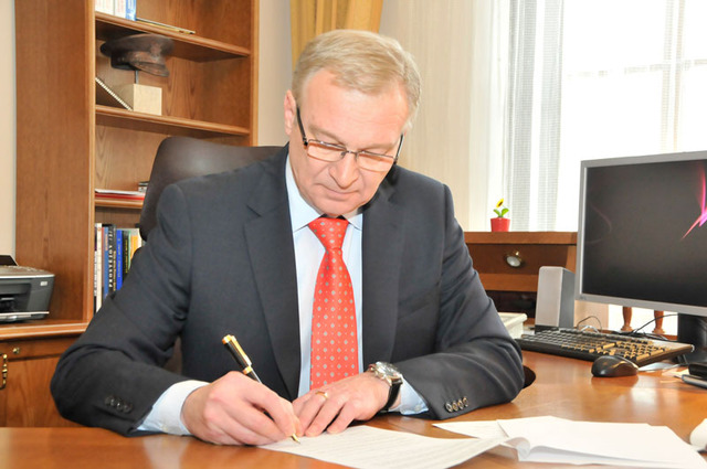 Ministr obrany Vlastimil Picek podepisuje memorandum