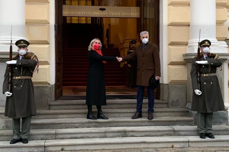 Ministryně obrany Jana Černochová přivítala ve svém úřadu ministra obrany Lotyšska Artise Pabrikse