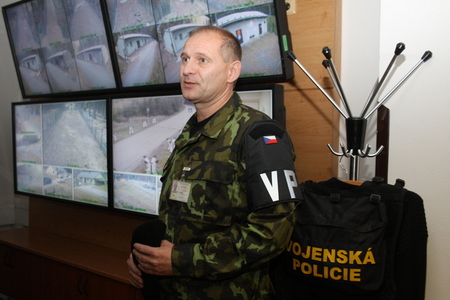 Náčelník štábu Velitelství Vojenské policie Olomouc ppkl. Ing. Pavel Chovančík v monitorovacím centru zásobovacího střediska Hostašovice