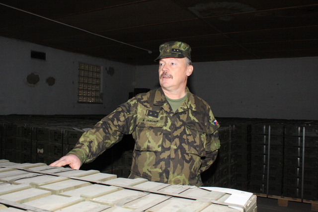 Hlavní technolog základny munice podplukovník Bohuslav Jabůrek vysvětluje technologii bezpečného skladování munice.