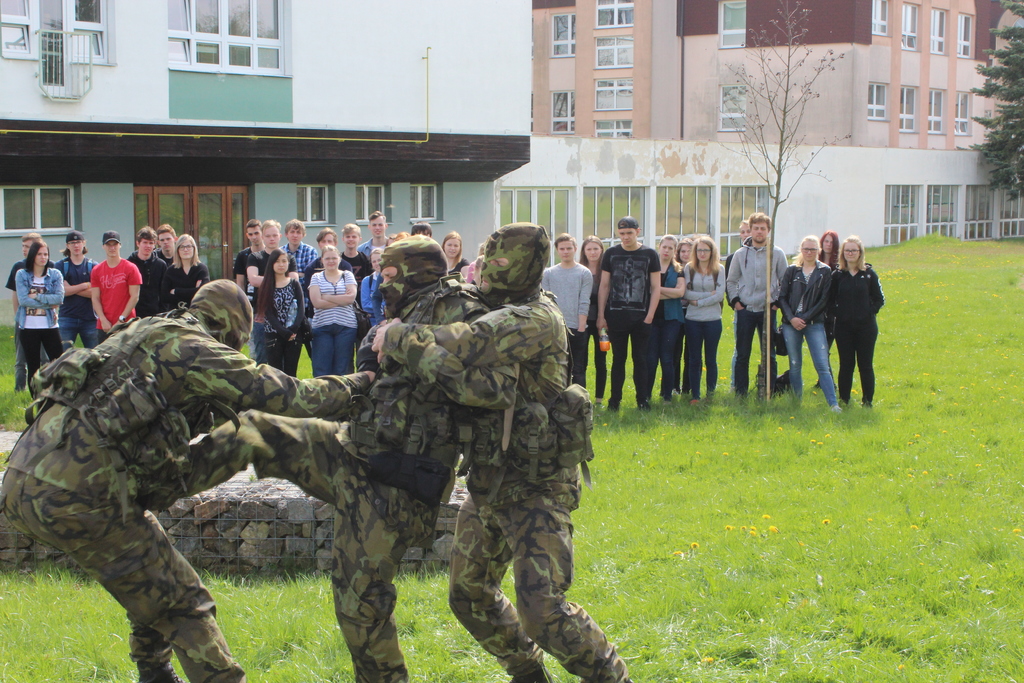 Musado vojáci předváděli na školním dvoře