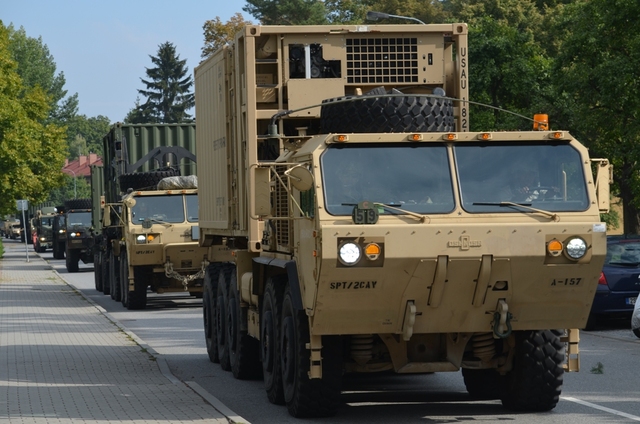 Na 150 kusů techniky amerického konvoje projelo v těchto dnech kolem kasáren Dědice