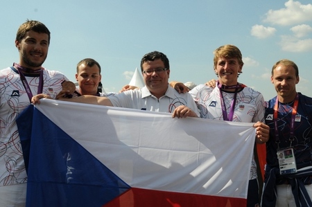 Na kanále Eton Dorney ihned po závodě se s úspěšnými kajakáři vyfotil ministr Vondra