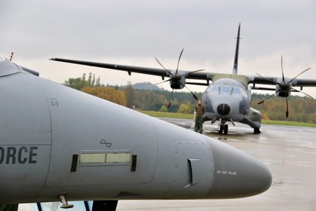 Na letišti ve Varech přistála i Casa a L-159