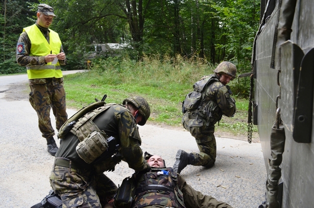 Na ošetření zraněného při útoku na patrolu dohlíží rozhodčí