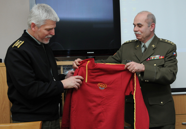 Na sportování se psem dostal gen. Pavel retroteplákovou soupravu Dukly