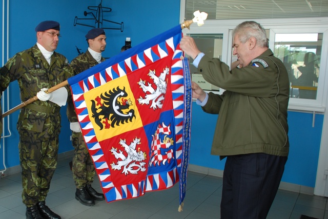 Na závěr setkání odekoroval prezident ČR pamětní stuhou bojový prapor základny