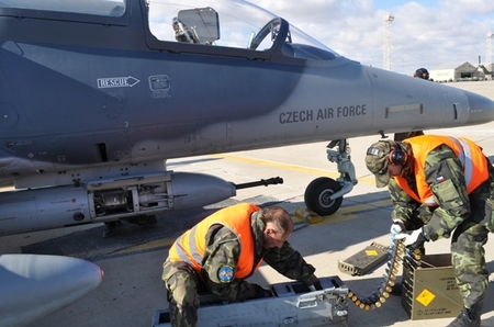 L-159 na střelnicích ve Španělsku cvičí přímou leteckou podporu